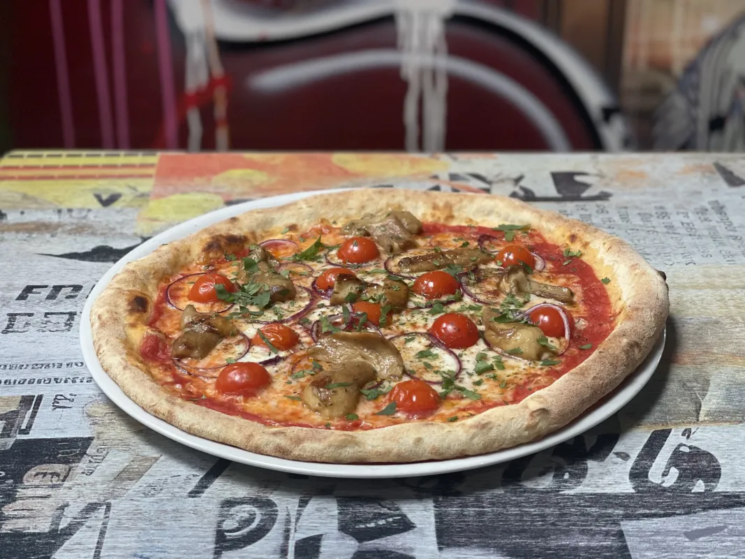 Pizza, tomate, mozzarella, bolets, tomates cerises, persil