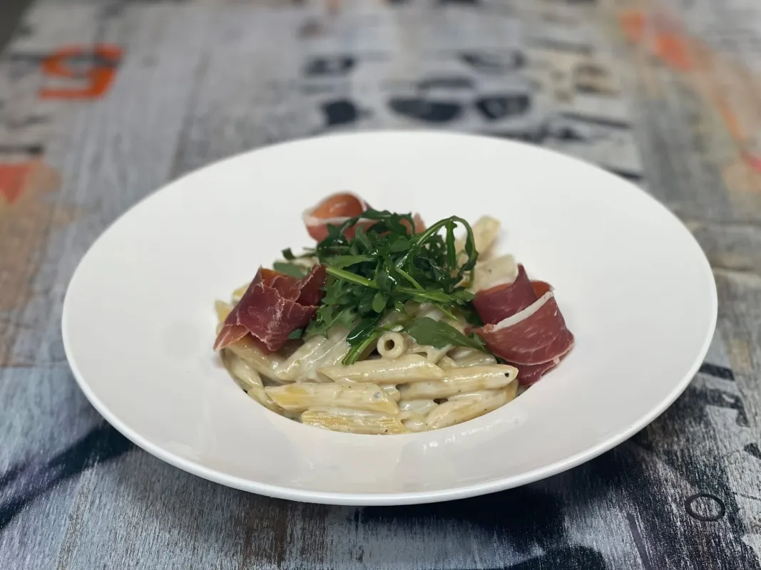 Penne à la crème de gorgonzola, jambon cru, rucola