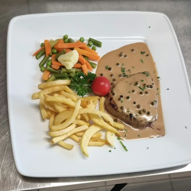 Boeuf sauce poivre, frites et légumes