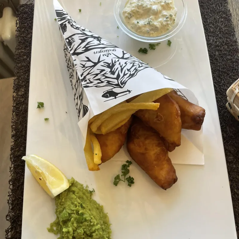 Fish & chips à l’anglaise, beignets de cabillaud, frites maison, mushy peas, sauce tartare maison