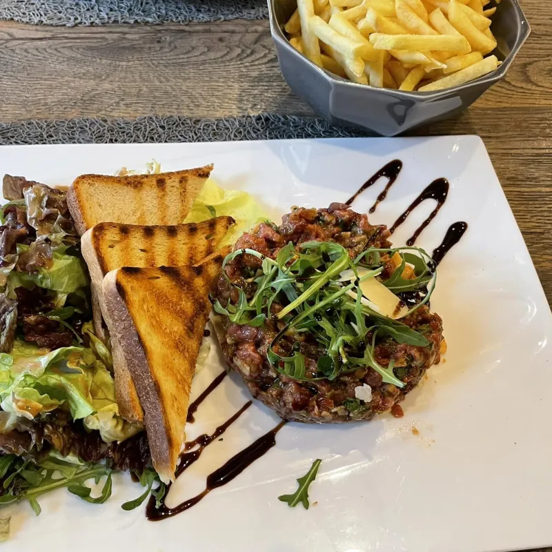 Tartare de bœuf à l’italienne, toast et salade