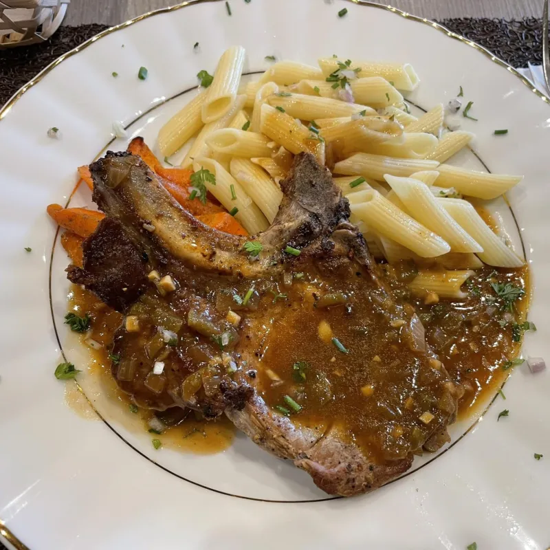 Côte de porc, sauce charcutière, pâtes du jour, carottes rôties au miel et cumin