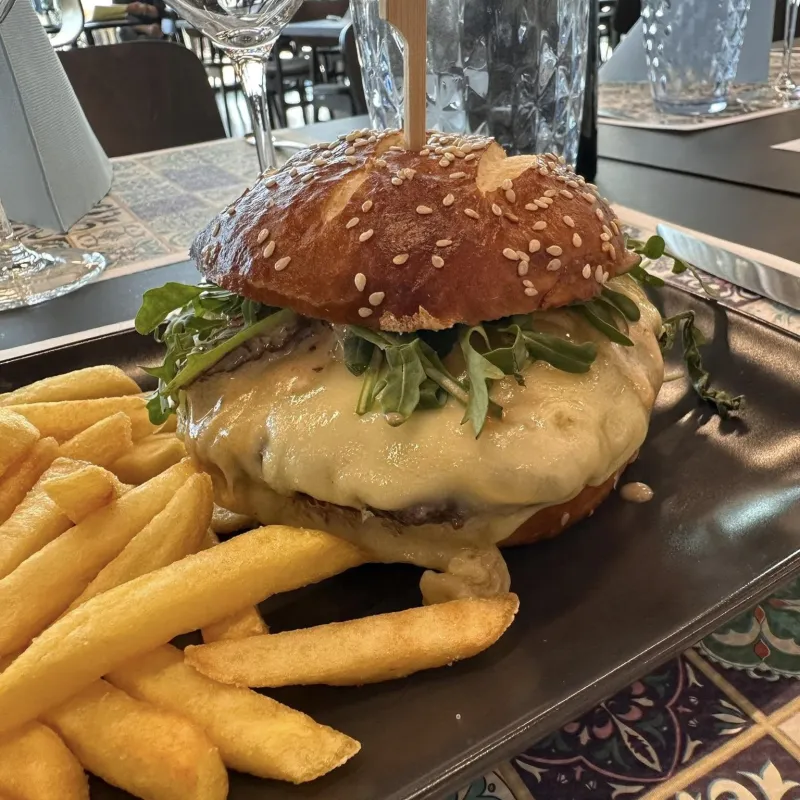 Paulo's burger (bœuf, morilles, raclette, roquette), frites