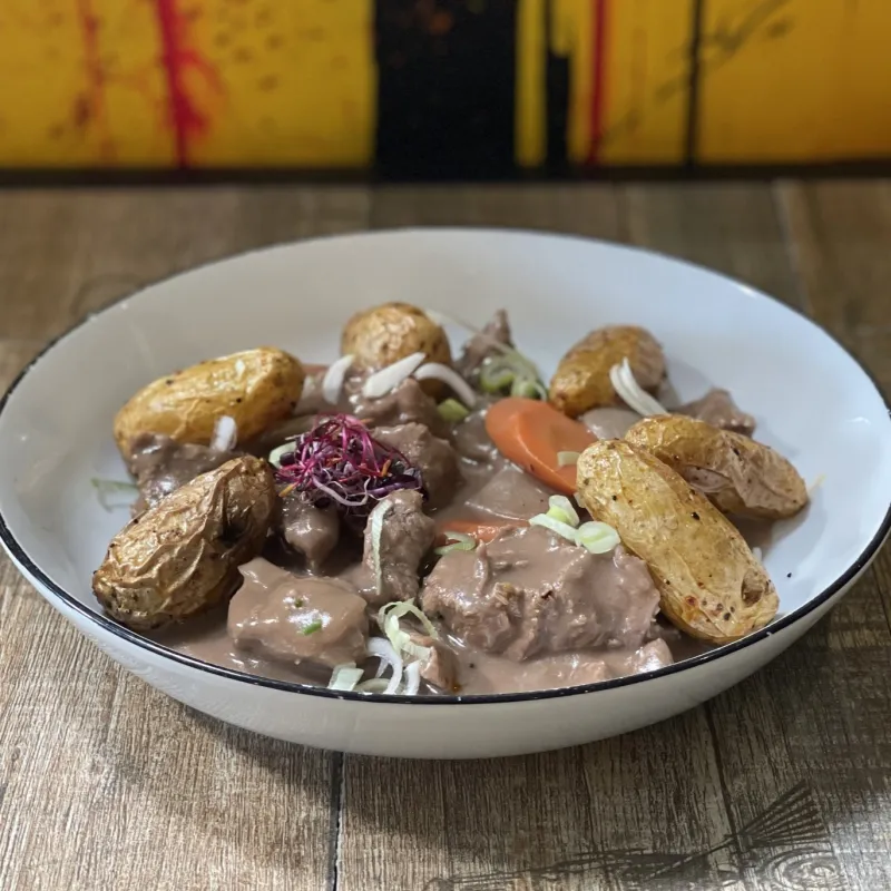 Mijoté de bœuf aux légumes, pommes de terre grenailles