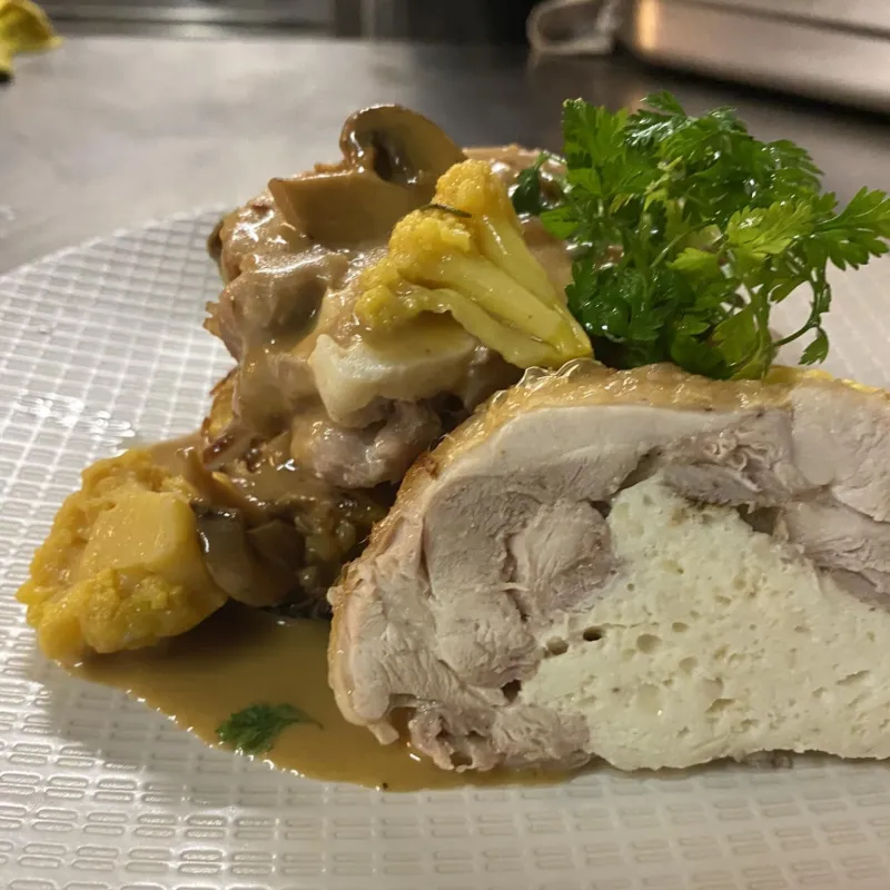 Paupiettes de volaille au gorgonzola, sauce aux champignons et rösti