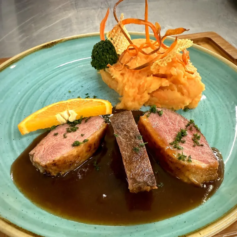 Magret de canard, sauce bigarade, pomme mousseline et carottes