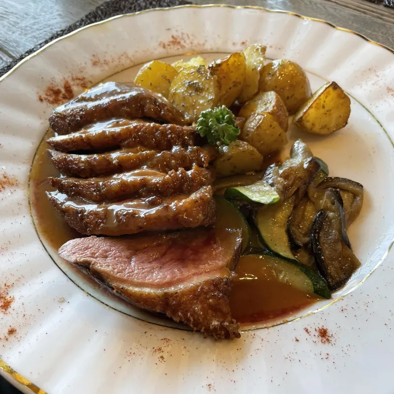 Magret de canard à l’orange, pommes de terre grenailles et poêlée de légumes