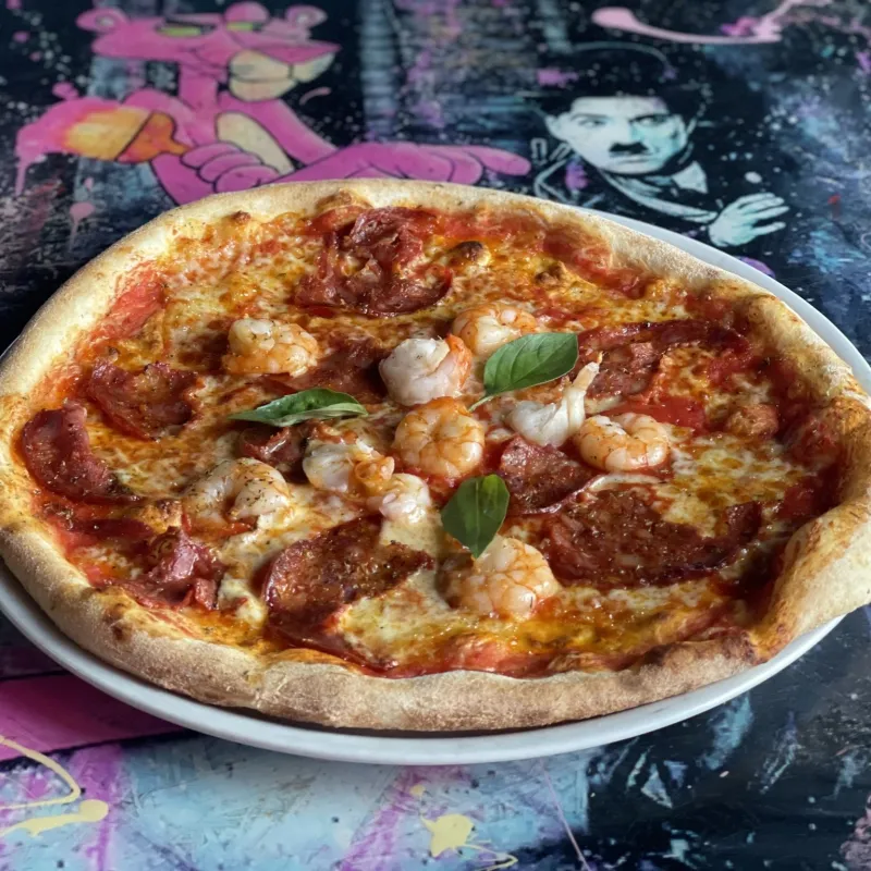 Pizza tomate, mozzarella, chorizo, gambas, basilic frais