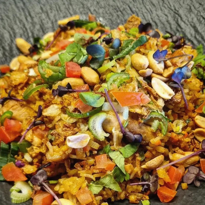 Riz sauté au poulet et petits légumes, cacahuètes torréfiées