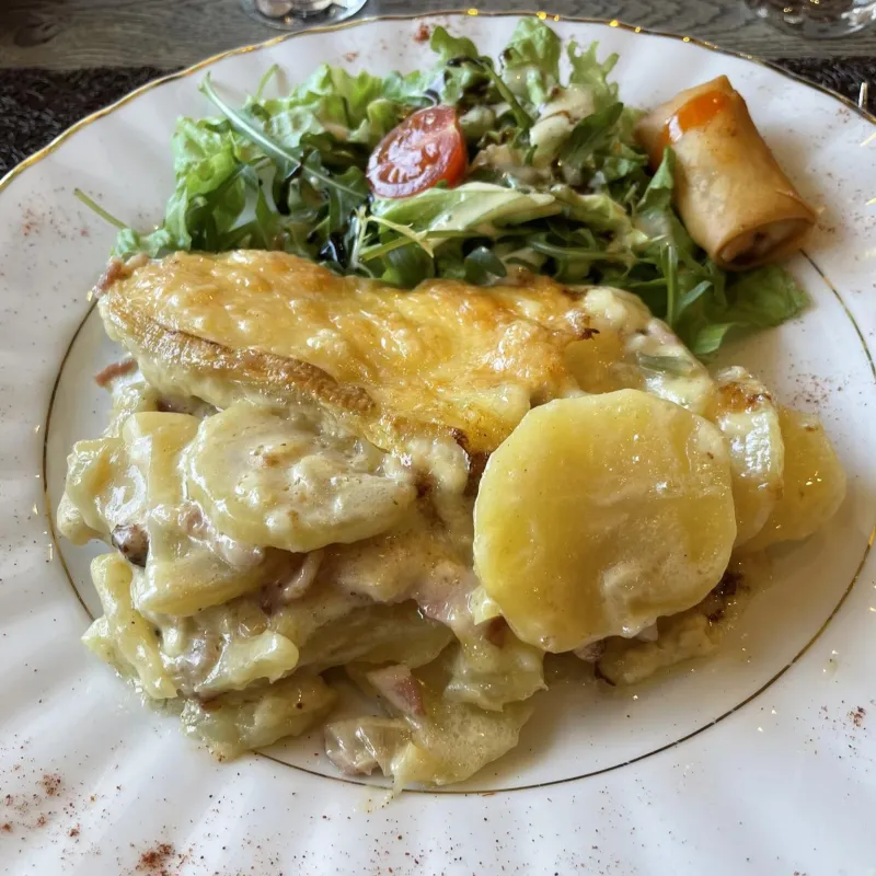 Tartiflette, salade