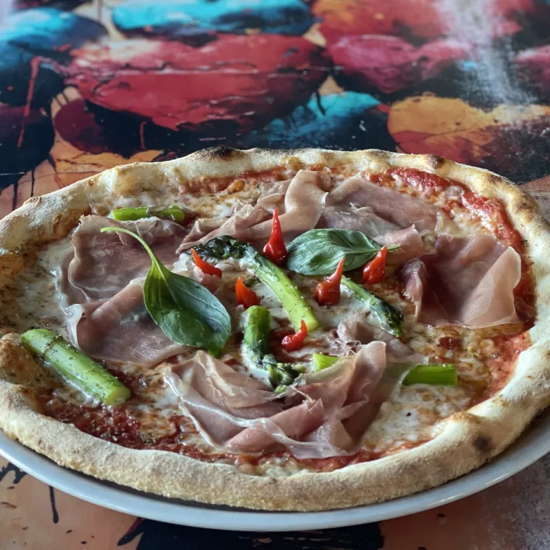 Pizza tomate, mozzarella, asperges, jambon de parme