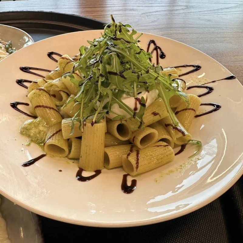 Rigatoni à l’ail des ours et mozzarella di bufala