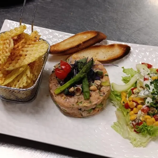 Tartare de saumon au wasabi, salade de concombre à l’aneth, pommes gaufrettes