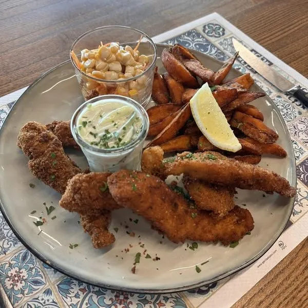 Tenders de poulet, tzatzíki, potatoes de patate douce et salade de carotte et maïs