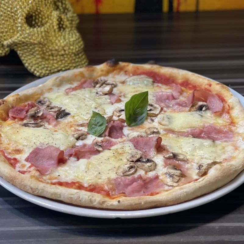 Pizza tomate, mozzarella, jambon, raclette, champignons